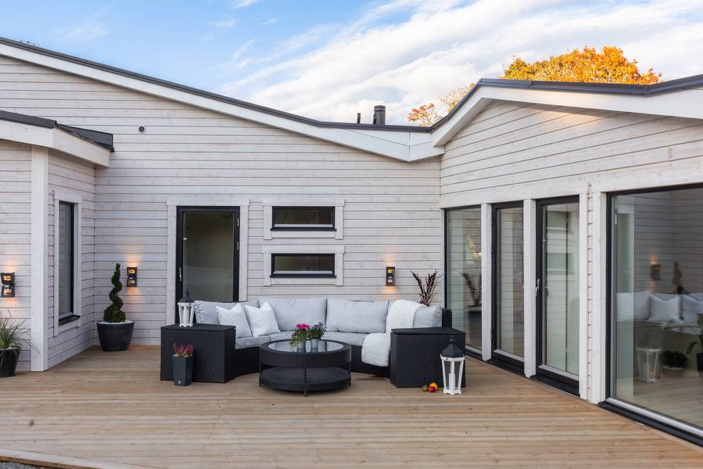Uteplats med loungemöbler och belysning