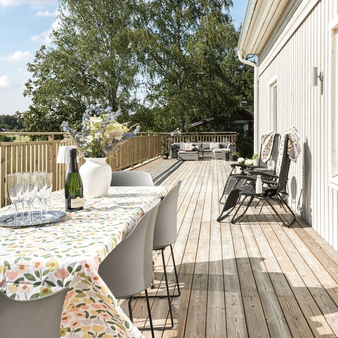 Altan med loungemöbler och stort trädäck